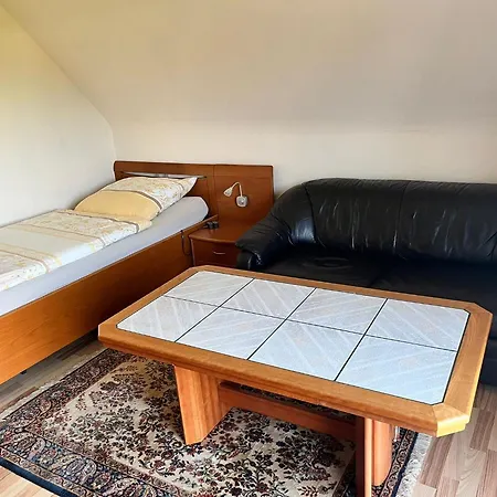 Appartamento Fuer 5 Personen Mit Gartennutzung - Messezimmer